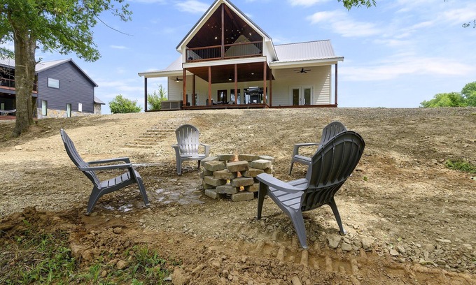 Golden Cabina | Fishing + Hot Tub | Waterfront | Fire Pit | Grill