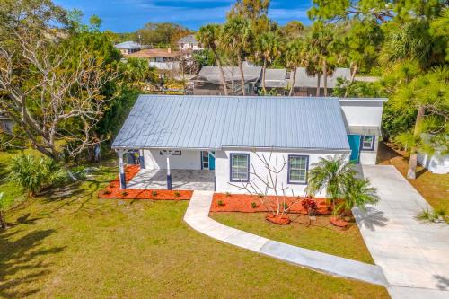 Cocoa Casa | Fishing Paradise Lake Poinsett Home with Deck!