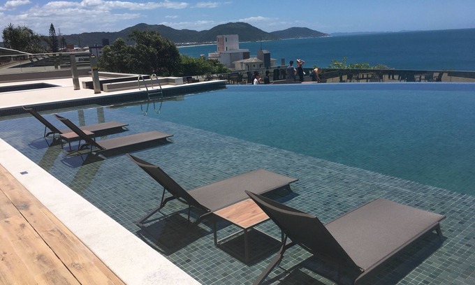 Ingleses Sul Apartamento | Ajuste nuevo diseño: área de juegos con piscina infinita y vista espectacular