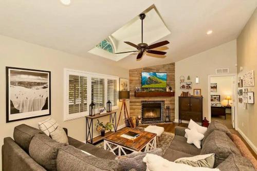 Big Bear Casa | Fitzy's Fir Lodge - Fun For the Whole Family, Dogs Welcome, Jacuzzi Tub
