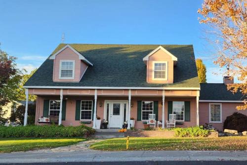 Moses Lake Casa | Five Bedroom Colonial Style Home