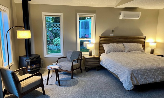 Regional District of Nanaimo Cama Y Desayuno | Five Gables - Your Peaceful Retreat in Qualicum Beach.