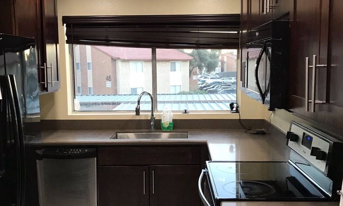 Chinatown Condominio | Five minute drive from the strip 15 minutes away to downtown