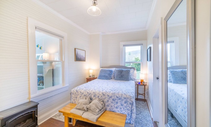 Sparta Cabaña | Five Minute Walk from Downtown Sparta!