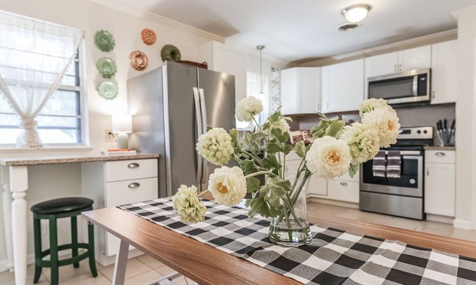 Alvin Casa | Five Oaks Farmhouse ~ Charming Country Cottage