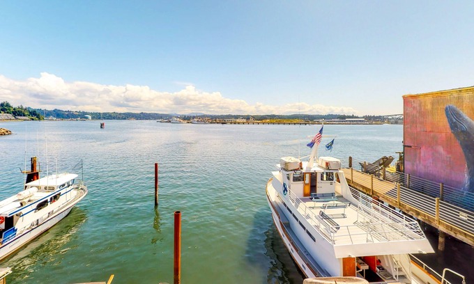 Historic Bayfront Apartamento | Cinco estudios en un albergue frente a la bahía con chimeneas de gas y bañeras de hidromasaje, ¡cerca de la playa!