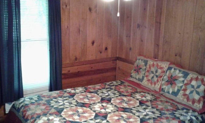 Hot Springs Cabina | FIVE POINTS~LAKE HAMILTON: Cabin#6 ~ 2BR w/Queen Beds, Futon in LR, Full Kitchen, Breakfast "Fixins" Provided, Great Lake View