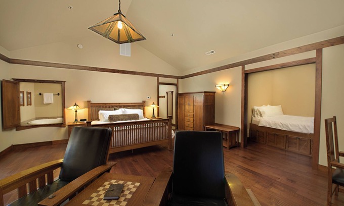 Sisters Hotel | FivePine Lodge & Cabins - Caboose Cabin