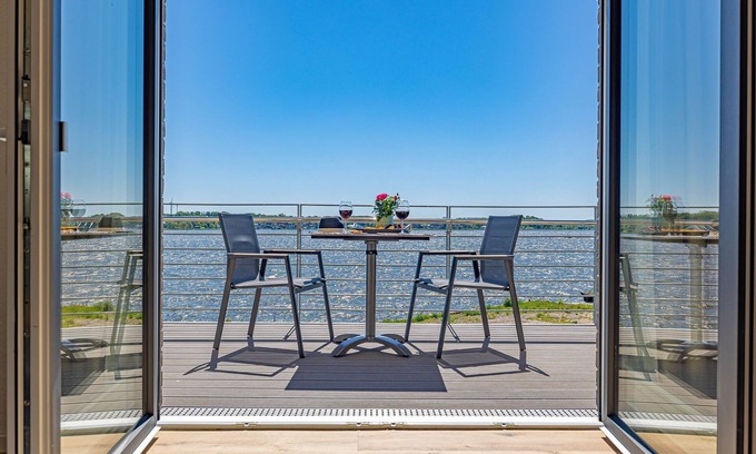 Schleswig Apartamento | Fjord berth 7 - underfloor heating, shower, balcony, garden furniture, desk
