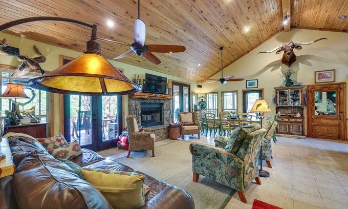 Caddo Gap Cabina | Flag Hole Riverfront Cabin Near Local Attractions!