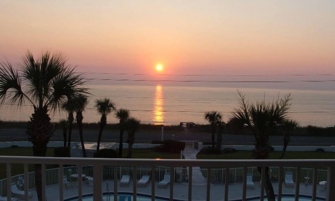 Flagler Beach Condominio | Adosado frente al mar en Flagler Beach ¡A solo pasos de la playa! LBTR # 13212