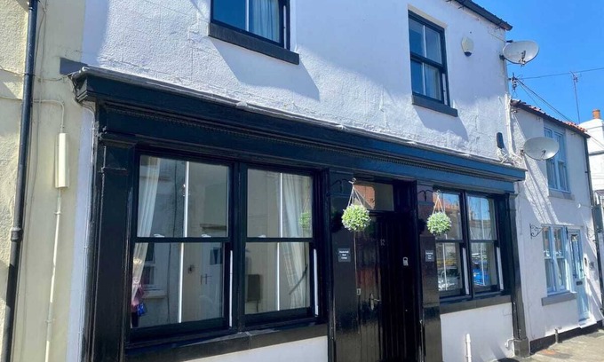 Flamborough Casa | Flamborough Rock House & Cottage - village centre location - sleeps 12