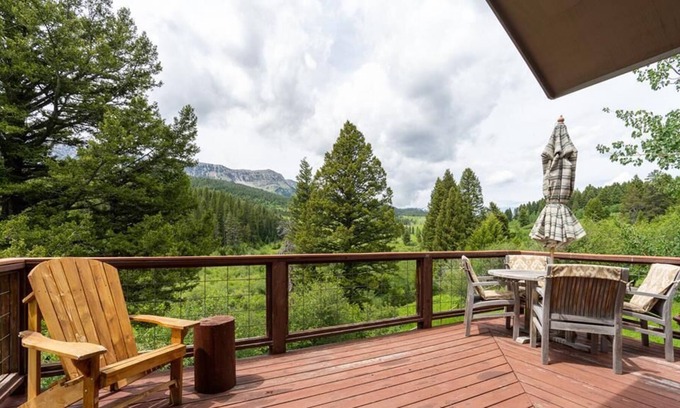 Bozeman Casa | Flaming Arrow Lodge - Bridger Canyon Home with Acreage and Views