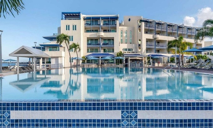 Pelican Key Complejo | Flamingo Beach by Hilton: Oceanfront Resort, Pools & Spacious Studios To Relax!
