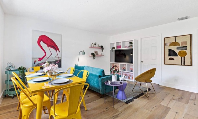 Tarpon River Condominio | Flamingo Escape: Bright 2BR Near Riverside Beach