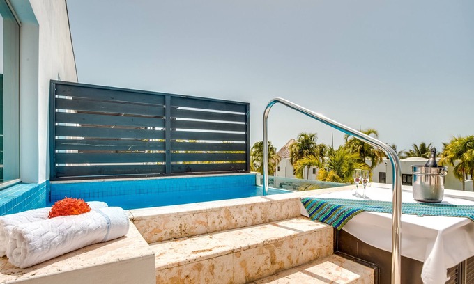 San Pedro Complejo | Flash Sale! Luxury Penthouse: Island Tranquility, Personal Plunge Pool