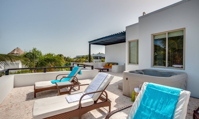 San Pedro Complejo | Flash Sale! Villa w/ Infinity Pool, Private Jacuzzi & Al Fresco Dining