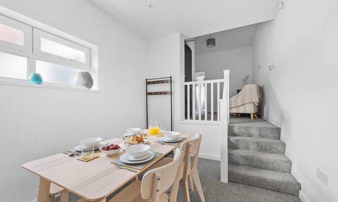 Lower Wick Apartamento | Flat 1 - close to shops with parking