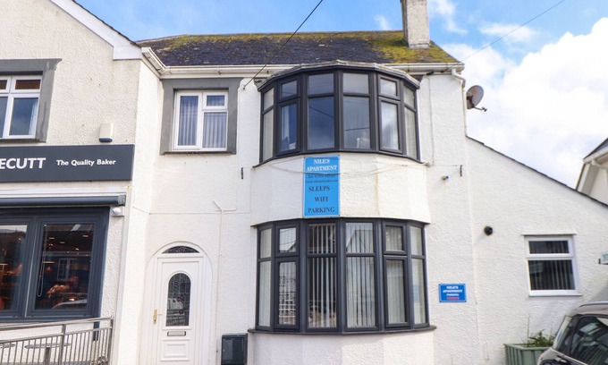 St Merryn Cabaña | FLAT 1 NILES PLACE, pet friendly, with a garden in St Merryn