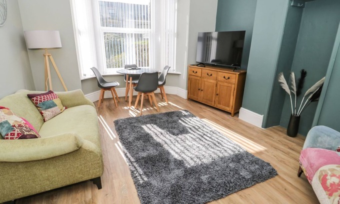 Deganwy Cabaña | FLAT 1A, MONA HOUSE, pet friendly, with a garden in Deganwy