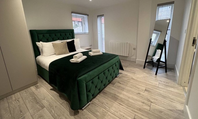 Camberley Apartamento | Flat#3, 1 Portesbery Road, Camberley · Beautiful 2 Bedroom Stunning House in Central Town