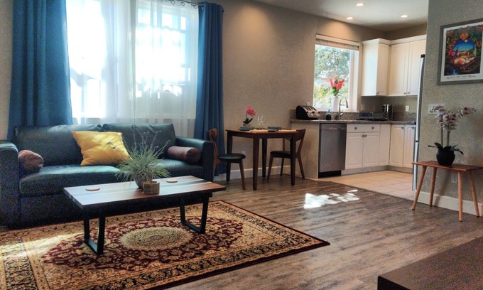 Petaluma Casa | Flat at the Cork Oak · Sunny, central, quiet flat + yard