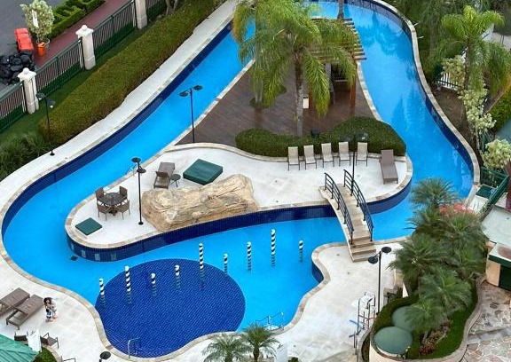 Barra da Tijuca Apartamento | Flat com Vista Panorâmica -15- na Barra da Tijuca - Estacionamento Gratuito - Frigobar - Ar condicionado - Piscina - Academia - Balsa para Praia Grátis - Varanda - Vista Parcial Mar e Lagoa