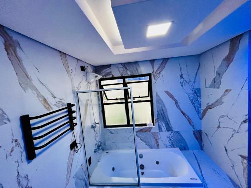Sao Vicente Apartamento | Flat -Hidromassagem privativa e Piscina a 500 mts da praia