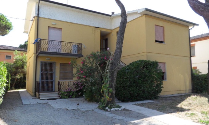 Rosolina Mare Apartamento | Piso en una villa rodeada de jardín.