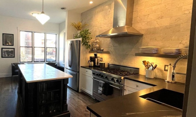 Sheffield and DePaul Casa | Flat in Lincoln Park 2-Flat Central to Everything