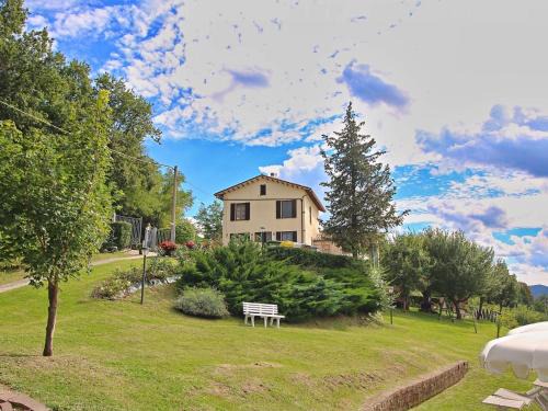 Arcevia Apartamento | Flat in Piticchio with Scenic Views & Pool