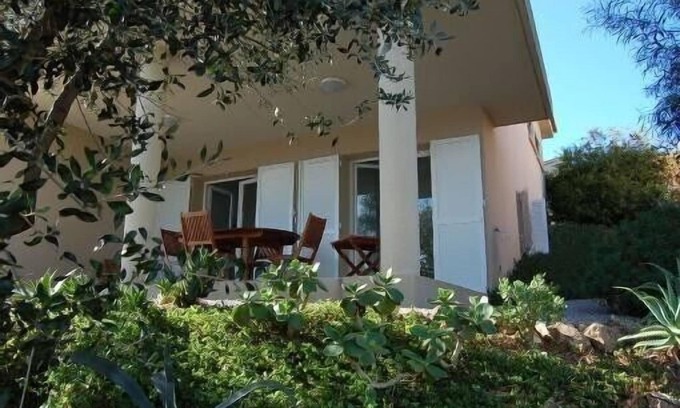 Porto Pollo Villa | Apartamento planta baja 250m Villa de la increíble vista a la playa.