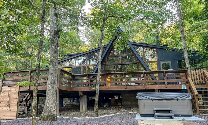 Innsbrook Chalet De Esquí | FLAT, Lakefront chalet; Hottub, Playground, Firepit, Wifi, and more!