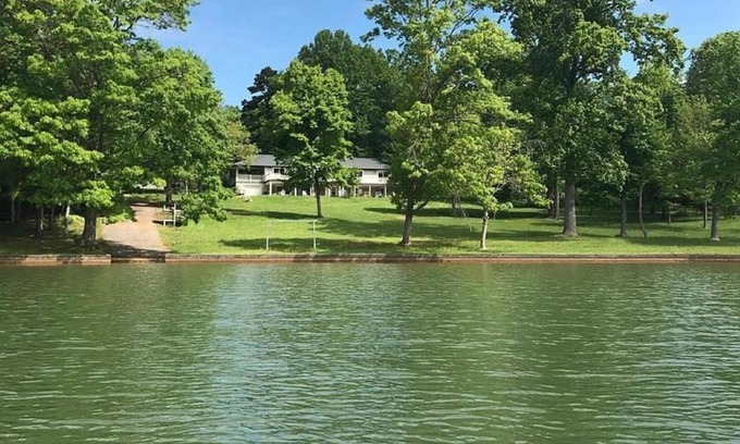 Huddleston Casa | FLAT LOT BOAT-RAMP NO-WAKE-COVE OFF MAIN CHANNEL LG HOME-GAMERM FIRE PIT KAYAKS+