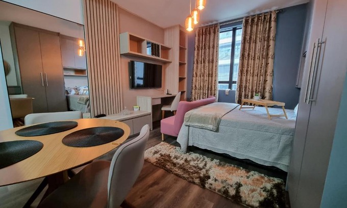 Alphaville Apartamento | Flat luxo, mobiliado c/ar, wi-fi, pisc. e academia