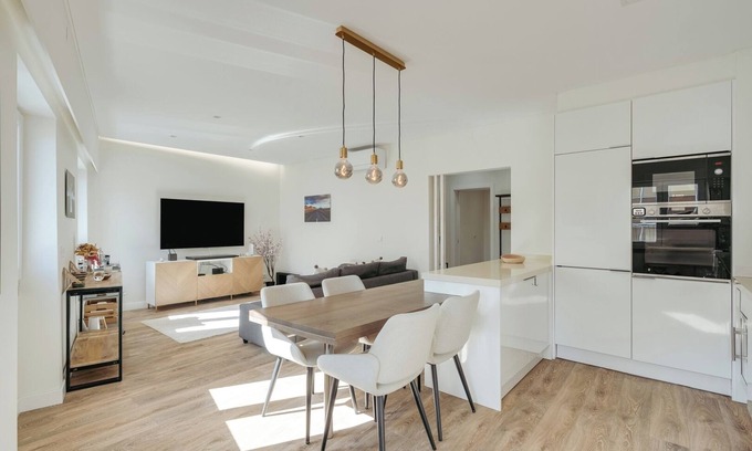 Restelo Apartamento | HostWise – Flat w/ Balcony and Workspace