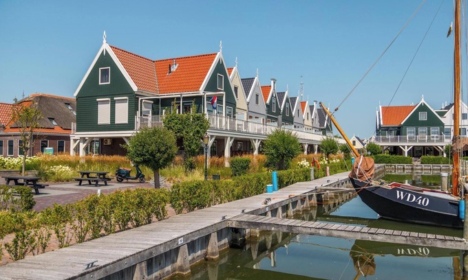 Uitdam Casa | Flat with 4 bedrooms, 2 bathrooms and a balcony