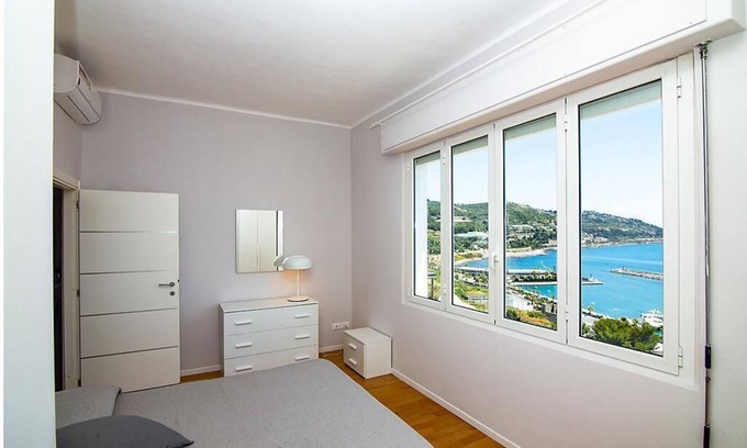 San Lorenzo al Mare Apartamento | Flat with parking and lovely seaview terrace | V03