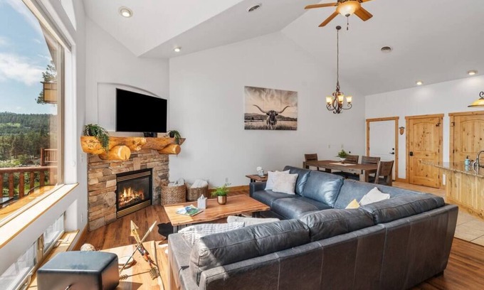 Somers Cabina | Flathead Lodge | Close to Skiing & Glacier Park