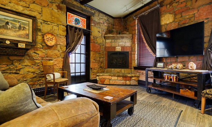Hot Springs Casa | FlatIron w/ Courtyard