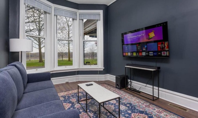 Harrisburg - Hershey Apartamento | Flats on Front - Riverfront Gem Fast Wi-Fi 1F
