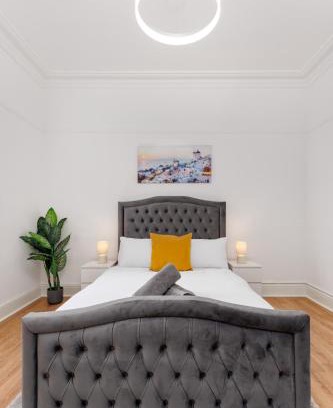 Liverpool Casa | Flatzy - Sleeps 16 Near Football Ground & Ping Pong Table