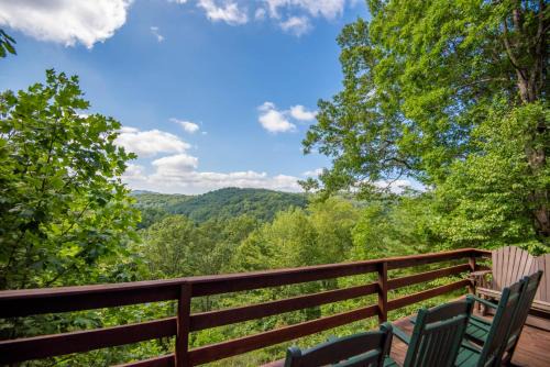 Fleetwood Casa | Fleetwood Falls - VIEWS - Lake and New River Access - Close to Todd & Boone - 30 Min to Skiing