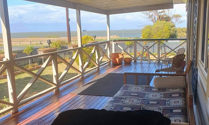 Bremer Casa | Unwind in Milang: A Lakefront Retreat and Its Majestic Alexandrina Lake View