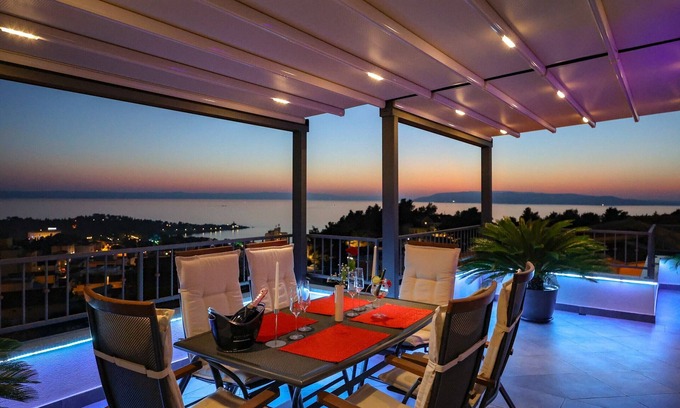 Makarska Apartamento | Ático con las mejores comodidades, jacuzzi y vistas al mar para 6pers enMakarska