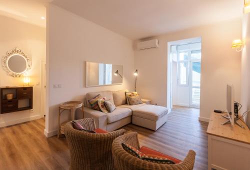 Alfama Apartamento | FLH Graça Charming Duplex with Small Pool