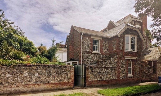 Littlehampton Cabaña | Flint Cottage - a charming seaside escape