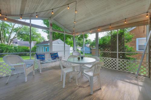 South Haven Casa | Flip Flop Cottage - Cute and comfortable cottage located just three blocks from Lake Michigan!