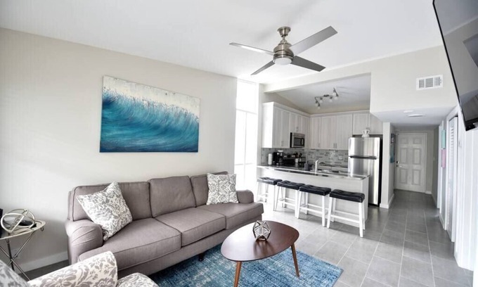 Orlando Beach Apartamento | Flip Flops and Bikini Tops #1 - Direct River Access