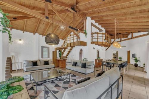 Chacras de Coria Casa | Fliphaus Wine Country Villa 20 pax 9 Bd Pool & Jacuzzi